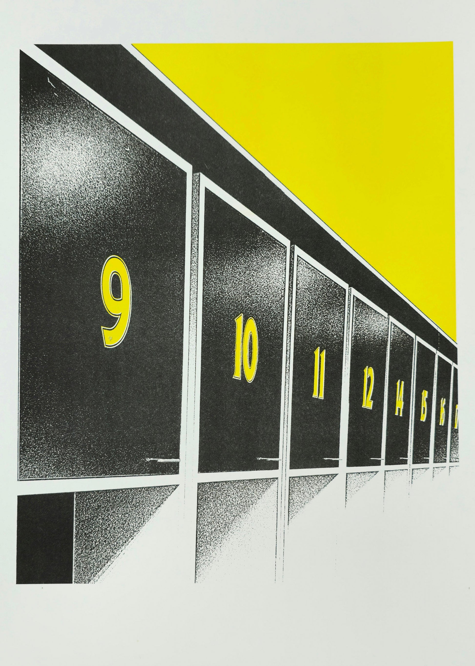 Kleedkamersessies - handgedrukte mixed media print van de kleedkamers van het Rat Verlegh Stadion in zwart-wit met geel