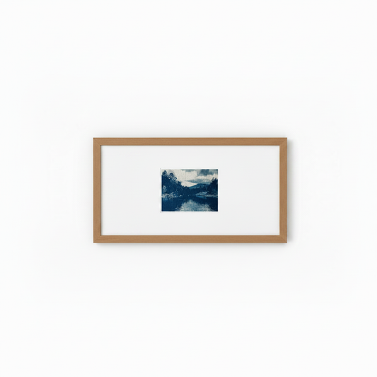 Cyanotype van het Noorse landschap bij Lesjaskog, ingelijst in naturel eiken lijst met breed passepartout